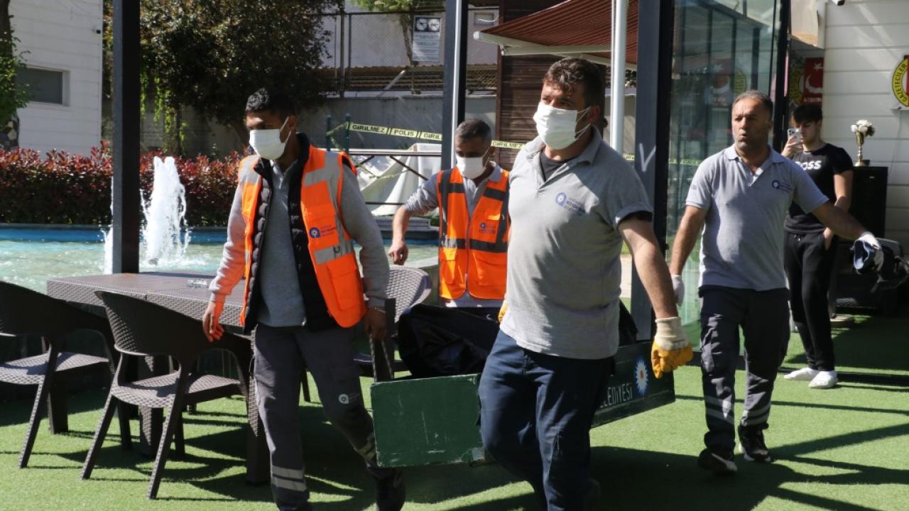 Reklam panosundan tanınmayacak halde ceset çıktı