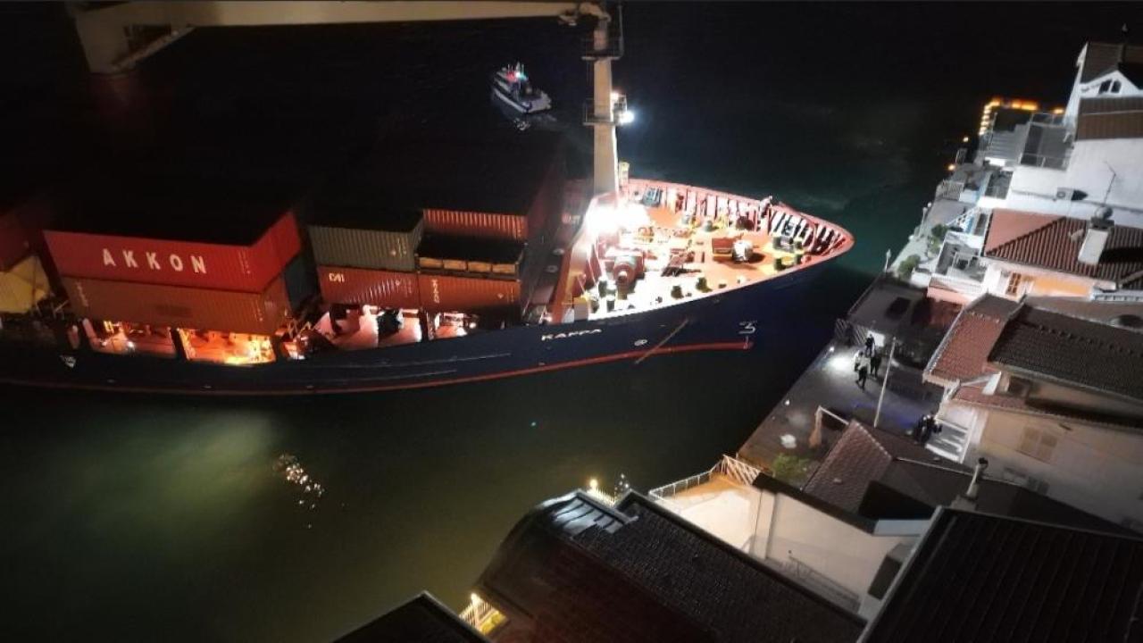 Sarıyer’de yalıya metreler kala karaya oturan konteyner gemisi yüzdürüldü