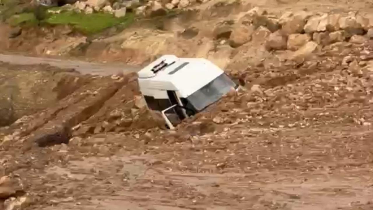 Siirt’te heyelan: Minibüs mahsur kaldı