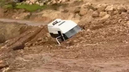 Siirt’te heyelan: Minibüs mahsur kaldı