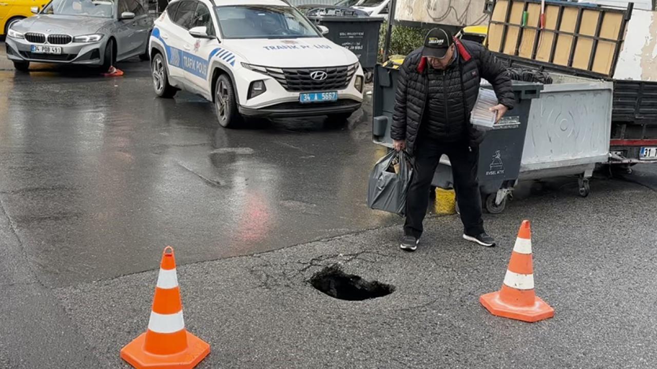 Şişli’de sağanak yağış nedeniyle yol çöktü