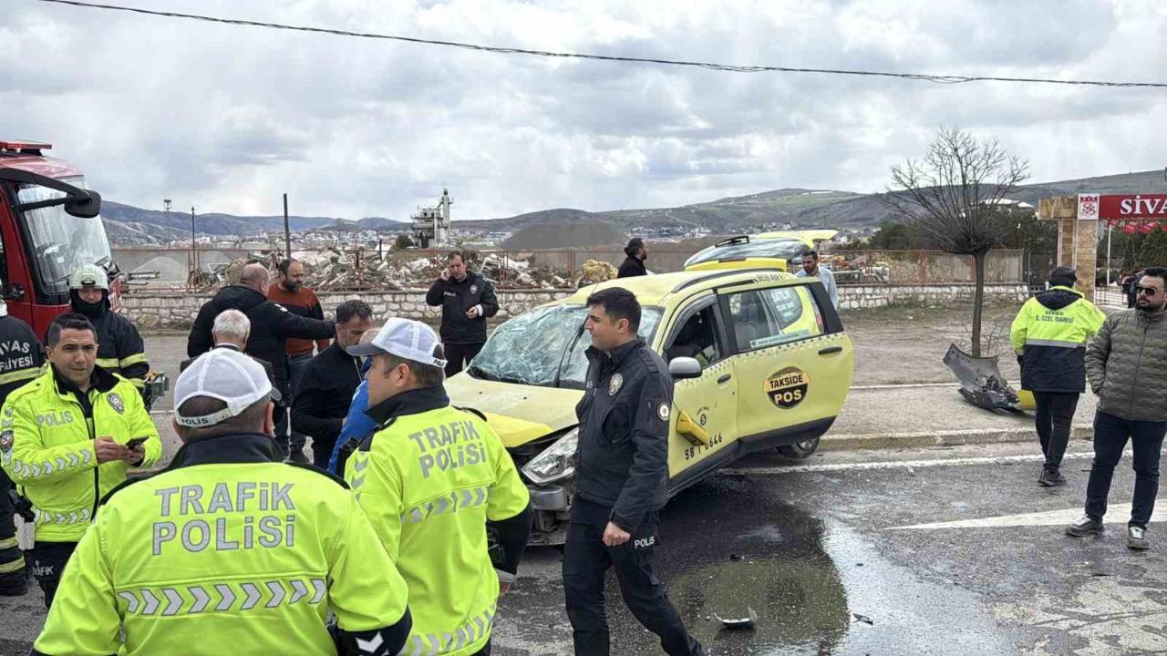 Sivasspor altyapı oyuncularını taşıyan taksi kaza yaptı: 6 yaralı