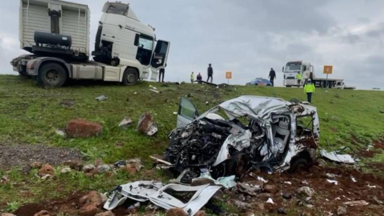 Siverek’te tır ile hafif ticaret aracı çarpıştı: 2 ölü,1 yaralı