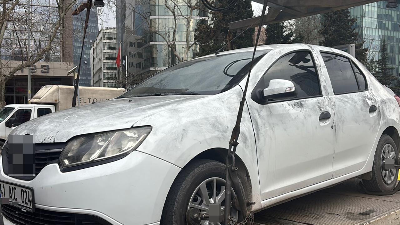 Teröristlerin kiraladığı otomobil incelemelerin ardından olay yerinden kaldırıldı