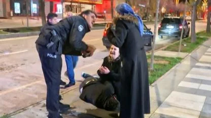 Yaralı oğlunun başındaki annenin feryadı yürekleri dağladı