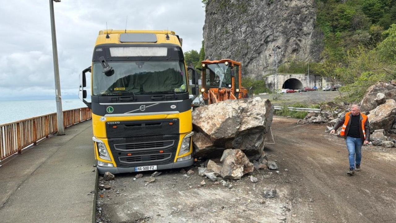 Artvin’de Sarp Sınır Kapısı yolunda heyelan