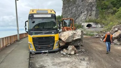 Artvin’de Sarp Sınır Kapısı yolunda heyelan