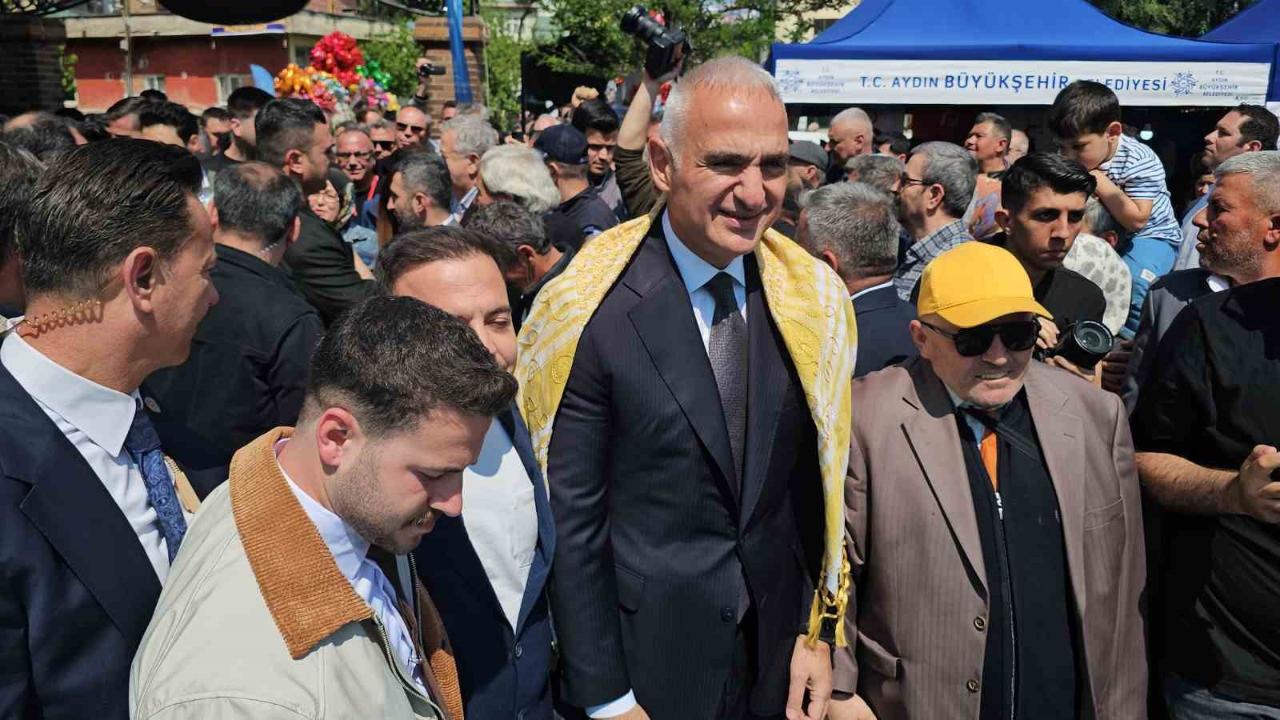 Bakan Ersoy Nazilli’de festival açılışına katıldı