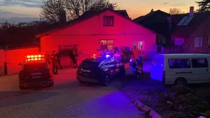 Boşanma aşamasındaki eşinin evine tabancayla ateş açtı