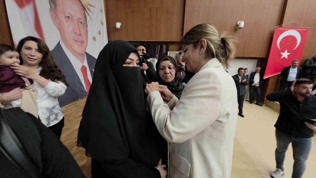 CHP ve YRP’den ayrılan 100 kişi AK Parti’ye katıldı