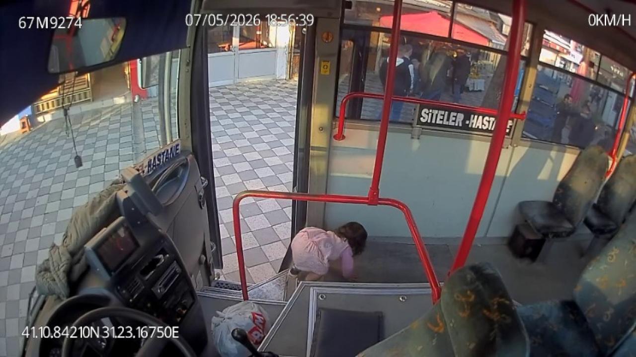 Emekleyerek otobüse binen 2 yaşındaki çocuk otobüste bulundu