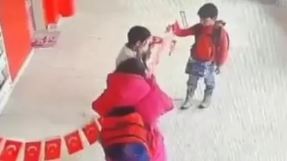 Erzurum’dan yürekleri ısıtan görüntüler: Minikler yere düşen bayrağı asmak için seferber oldular