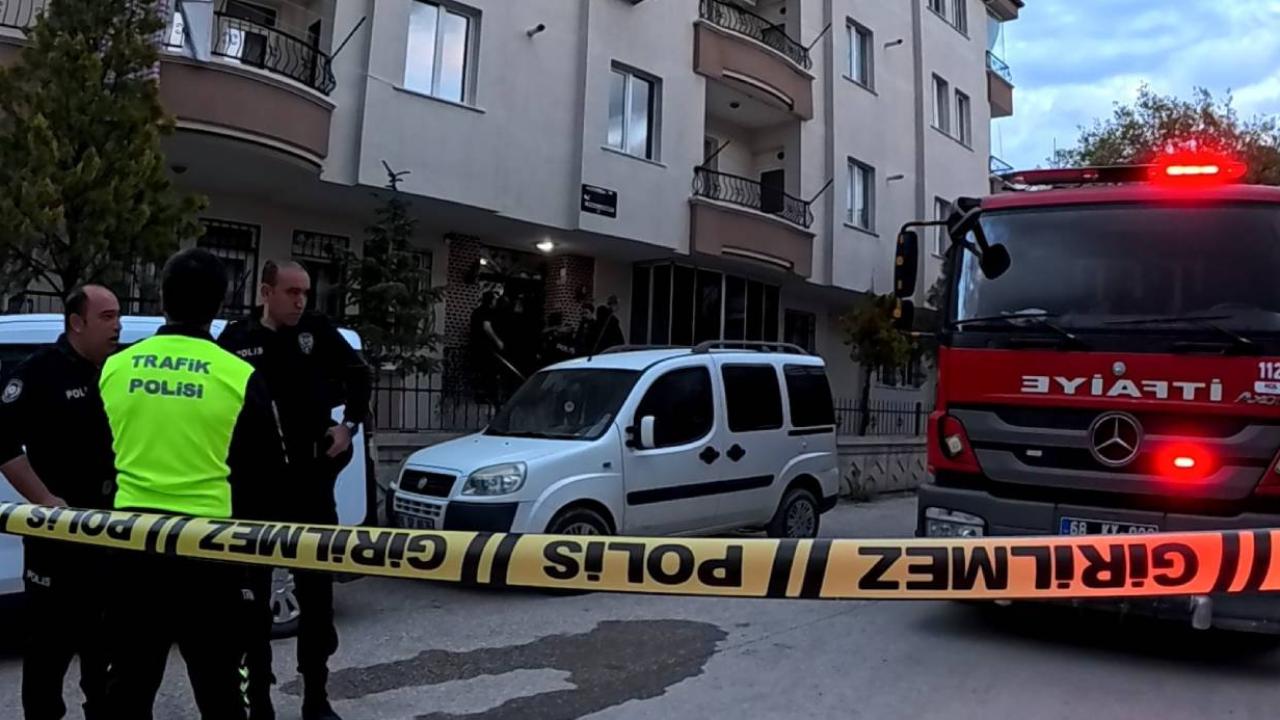 Evinde çıkan yangını söndürmek isterken yanarak can verdi