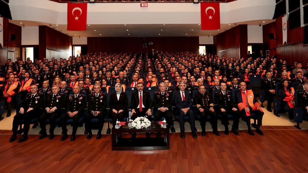 İçişleri Bakanı Çiftçi, subay ve astsubay adaylarıyla bir araya geldi