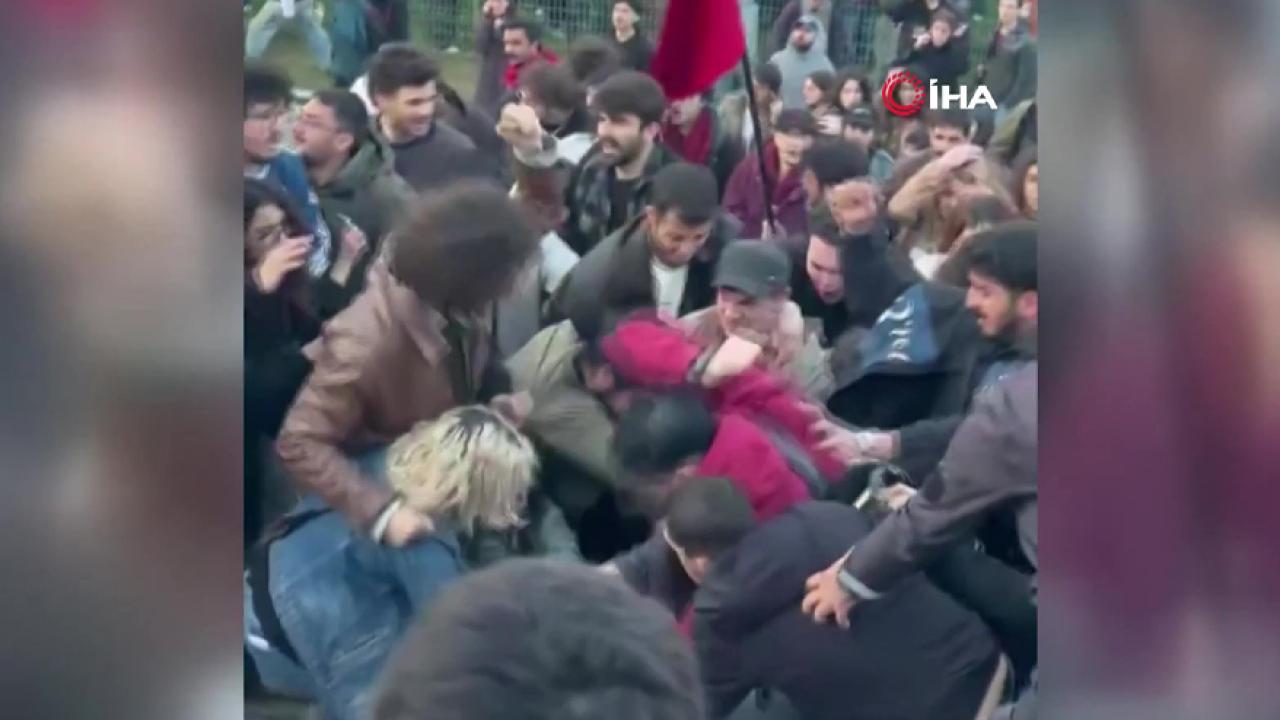 İlkay Akkaya konserinde bayraklı protestoda bulunan öğrencilere saldırı