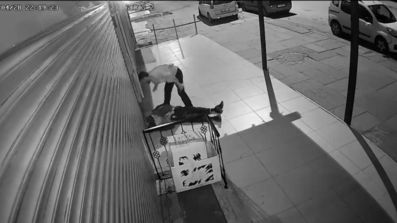 Önünü kestiği yaşlı adamın parasını çalıp öldüresiye darp etti