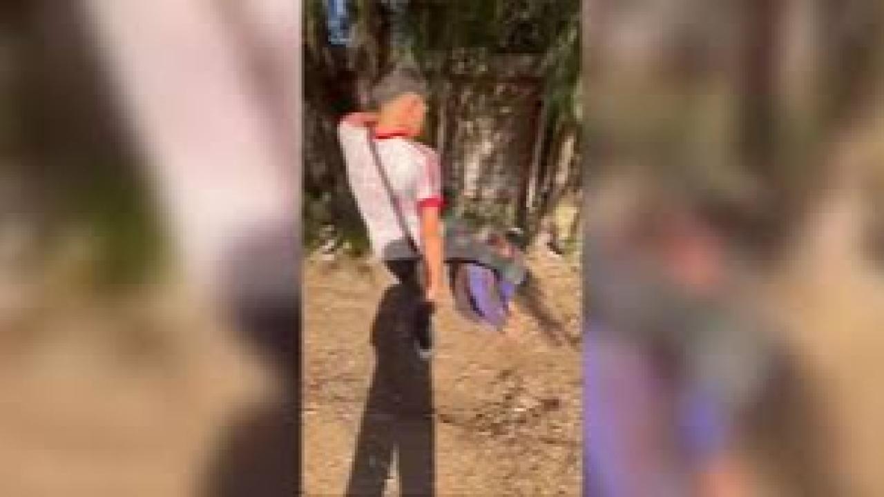 Sokakta uyuyan yaşlı adamın yüzüne tekme atıp sosyal medyada paylaştılar