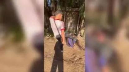 Sokakta uyuyan yaşlı adamın yüzüne tekme atıp sosyal medyada paylaştılar
